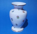 Vaso bojudo em porcelana D&D com delicadas flores coloridas e filetes dourados medindo 14x6x6 cm..