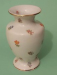 Vaso bojudo em porcelana D&D com delicadas flores coloridas e filetes dourados medindo 14x6x6 cm..