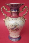 Antiga anfora década de 50/60 em porcelana furtacor apresenta cenas galantes pintado à mão com acabamento dourados e filetes de arabescos medindo 19x14 cm..
