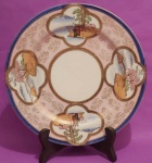 Prato decorativo 18% gold china em porcelana com filetes dourados e desenhos de montanhas e casal de chineses med. 26 cm..