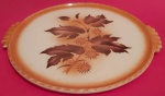 Bandeja retangular em porcelana Alemã numerada 300o na cor creme com laranja com alças caneladas medindo 34x31 cm..