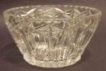 Bowl em vidro grosso lapidado medindo 15x9x9cm..