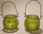 Par de Luminária verde para pendurar em formato de caldeirão medindo 8x5 cm..