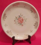 Prato vintage em porcelana Real com flores e folhas e desenhos dourados medindo 29 cm..