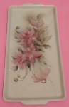 Bandeja vintage em porcelana branca pintada à maõ com desenhos de flores e folhas medindo 35x17 cm..