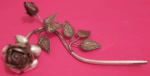 Rosa decorativa antiga em prata com botão e folhas medindo 22 cm..