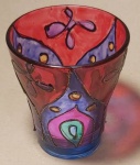 Luminária em vidro em policromia técnica vitral medindo 10x8 cm. Acompanha vela.