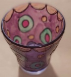 Luminária em vidro em policromia técnica vitral medindo 10x8 cm. Acompanha vela.