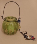 Luminária pendente com olho grego em formato caldeirão na cor verde medindo 8x5cm.Acompanha vela.