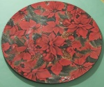 Prato em plástico duro com flores natalinas medindo 33 cm.