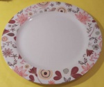 Prato em plástico duro com borda floral na cor                         medindo 36 cm..