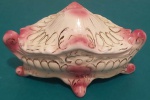 Bomboniere em faiança com tampa nas cores creme com rosas e filetes dourados medindo 24x15 cm..