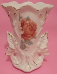 Antiga floreira ou Vaso  em porcelana branca com detalhes e filetes dourados com flores medindo 14x18x7 cm..