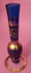 Antigo vaso solitário da década de 70 em vidro na cor azul cobalto filetado a ouro com desgastes medindo 20x8x4 cm.