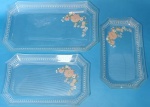 Trio de travessas retangulares em vidro com barrado branco com flores e folhas medindo 26x15,29x17 e 35x20 cm podendo ir ao microondas