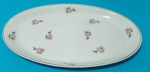 Travessa oval  em porcelana branca Real com flores e folhas na cor rosa com filetes dourados medindo 33x20 cm.
