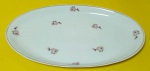 Travessa oval  em porcelana branca Real com flores e folhas na cor rosa com filetes dourados medindo 36 x22 cm.