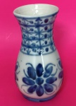 Vaso em porcelana Monte Sião medindo 19x8 nas cores branca e azul