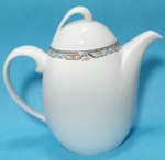 Bule em porcelana branca com tampa FRIESLAND GERMANY com barrado medindo 22x23x8,5 cm.