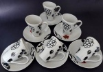 Jogo de seis xícaras de café em fina porcelana World Collection para microondas nas cores preta e branca e com flor vermelha no pires med.8x3 e 11 cm.