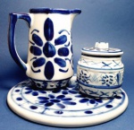 Jarro sextavado e pote com prato de apoio em porcelana Monte Sião medindo 18 cm,7x6 e 12x13 cm.