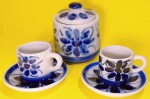 Açucareiro e par de xícaras de café em porcelana Monte Sião medindo 6x5 e 11 cm. Pires