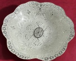 Prato em vidro branco trabalhado made in Turkey medindo 21x4 cm.