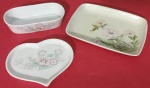 Trio de porcelanas pintadas, medindo bandeja oval 12x6x3,coração 11x9 e travessa 15x11x3 cm.