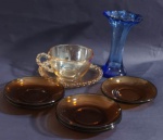 Cinco pires duralex para café, vaso solitário na cor azul vidro grosso e xícara de chá com pires na cor ambar.