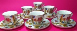 Jogo de xícaras  de café em porcelana oriental com desenhos de flores e filetes dourados medindo 9x6x4 e 11 cm pires.