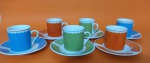 Jogo de 12 peças, xícaras para café e pires em porcelana Mainstays nas cores azul, verde e laranja.