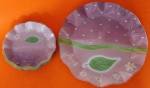Jogo de sobremesa vintage na cor lilas com folhas verdes em vidro e bordas onduladas medindo 32 e 17 cm.