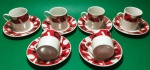 Jogo de café com 6 peças em porcelana branca com formas geométricas nas cores preta e vermelha medindo pires 11 cm e xícara 6x5 cm.