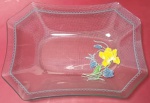 Centro de mesa vintage em vidro com flor amarela e azul com borada rendada med. 24x17 cm.