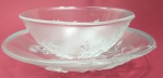 Delicado centro de mesa com prato e bowl em vidro grosso com flores e frutos em alto relevo  satinado medindo 22 cm e 16x6 cm