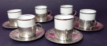Jogo de café em porcelana branca com filetes prateados com suporte e pires de metal trabalhado med.5x5 e 10 cm.