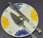 Prato em porcelana chinesa pintado a mão com flores azuis e amarelas para microondas e lava louça medindo27 cm.E faca e espátula de bolo com cabo de acrílico.