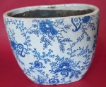 Vaso Cachepô de cerâmica /porcelana vitrificada com estampa floral azul e branca no estilo clássico oriental  medindo 25x22 cm.