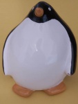 Pinguim de geladeira medindo 15x10 cm.