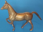 Cavalo em bronze decorativo medindo 18x17 cm.