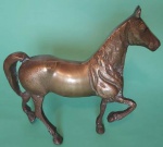 Cavalo em bronze decorativo medindo 16x17 cm.