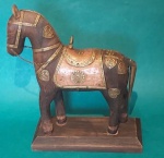 Antigo cavalo decorativo em madeira com detalhes em metal dourado e cobre medindo 21x16 cm.