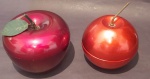 Dua maças metal vermelho com cabo e dourado no meio medindo 10x5 cm.e maça escura com cabo e folha plástico duro med.10x5cm.