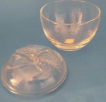 Maça em vidro transparente com tampa trabalhada medindo 10x3 cm.