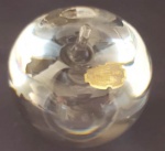 Peso em murano modêlo maça medindo 11x4 cm.