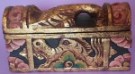 Baú antigo tailândes em madeira entalhada decorativa  colorida medindo 24x13x9cm.