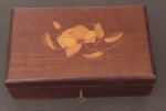 Antiga caixa de machetária caracterizada por encrustação de madeira representando paisagens  de flores e folhas medindo 19x12x6 cm
