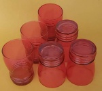 Antigo conjunto de seis copos em vidro Ruby trabalhado na base medindo 10x7 cm.