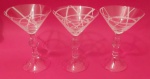 Trio de taças e um Pier 1 para coquetel em cristal com fita branca em redemoinho medindo 19x13 cm.