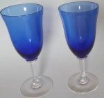 Par de taças de cristal azul cobaldo com haste e base transparente medindo 18x8 cm.